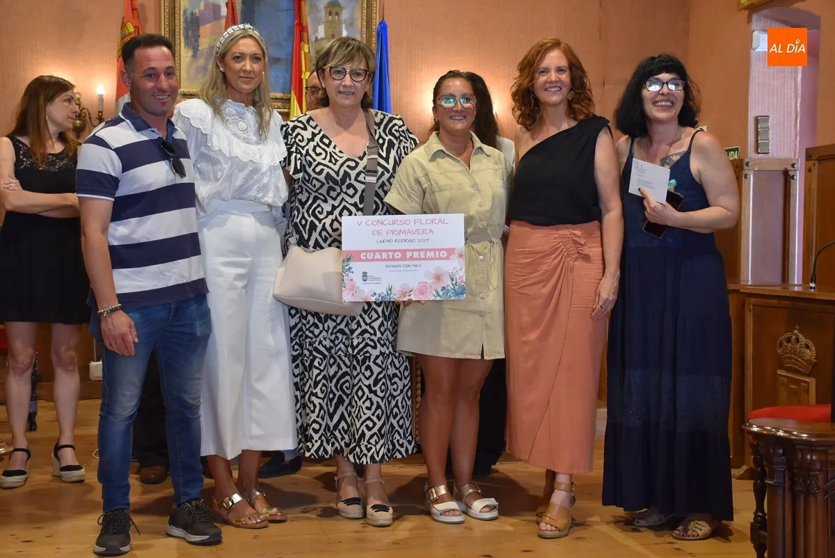 Foto 2 - Los premiados en el 5&ordm; Concurso Floral de Primavera reciben sus recompensas