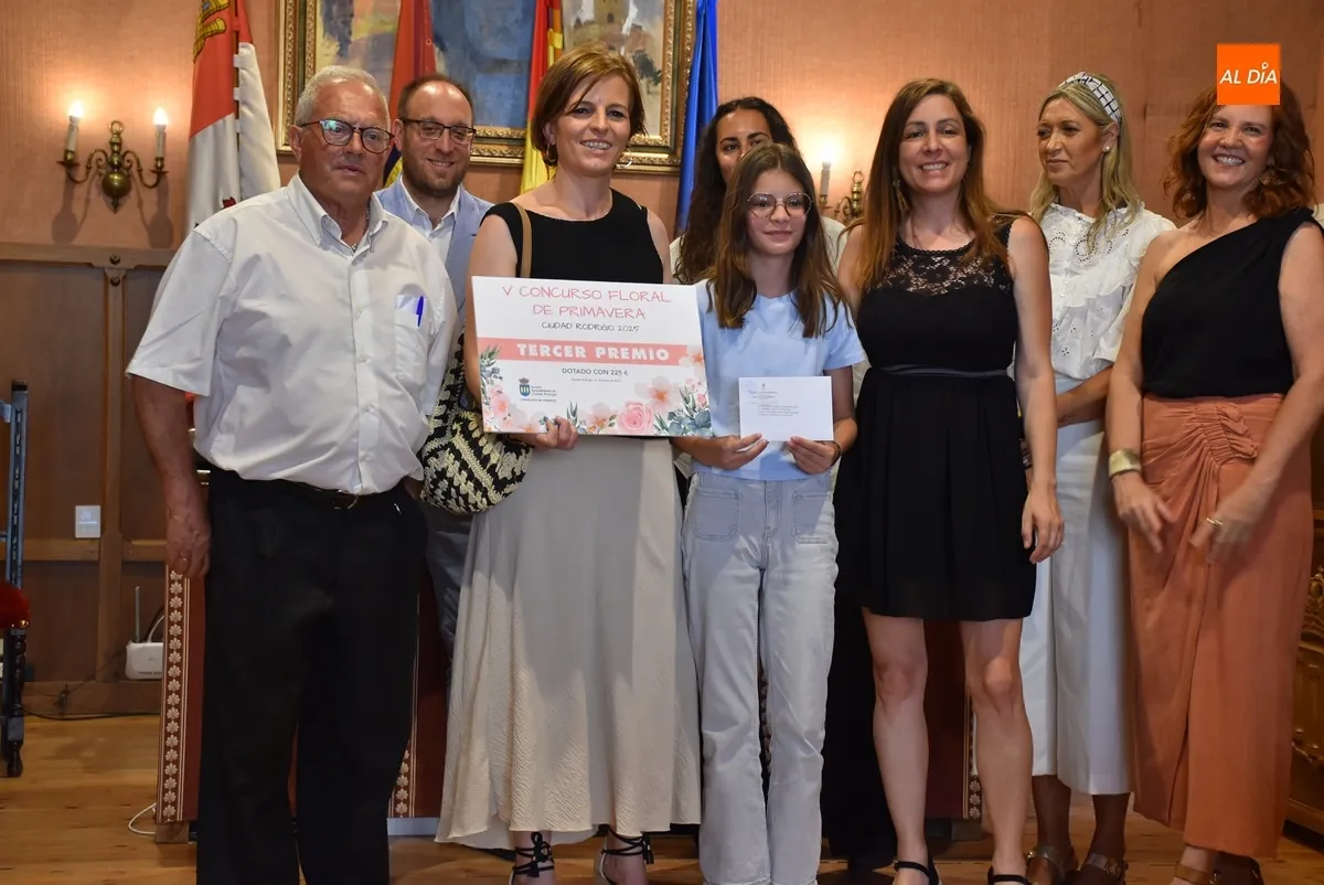 Foto 3 - Los premiados en el 5&ordm; Concurso Floral de Primavera reciben sus recompensas