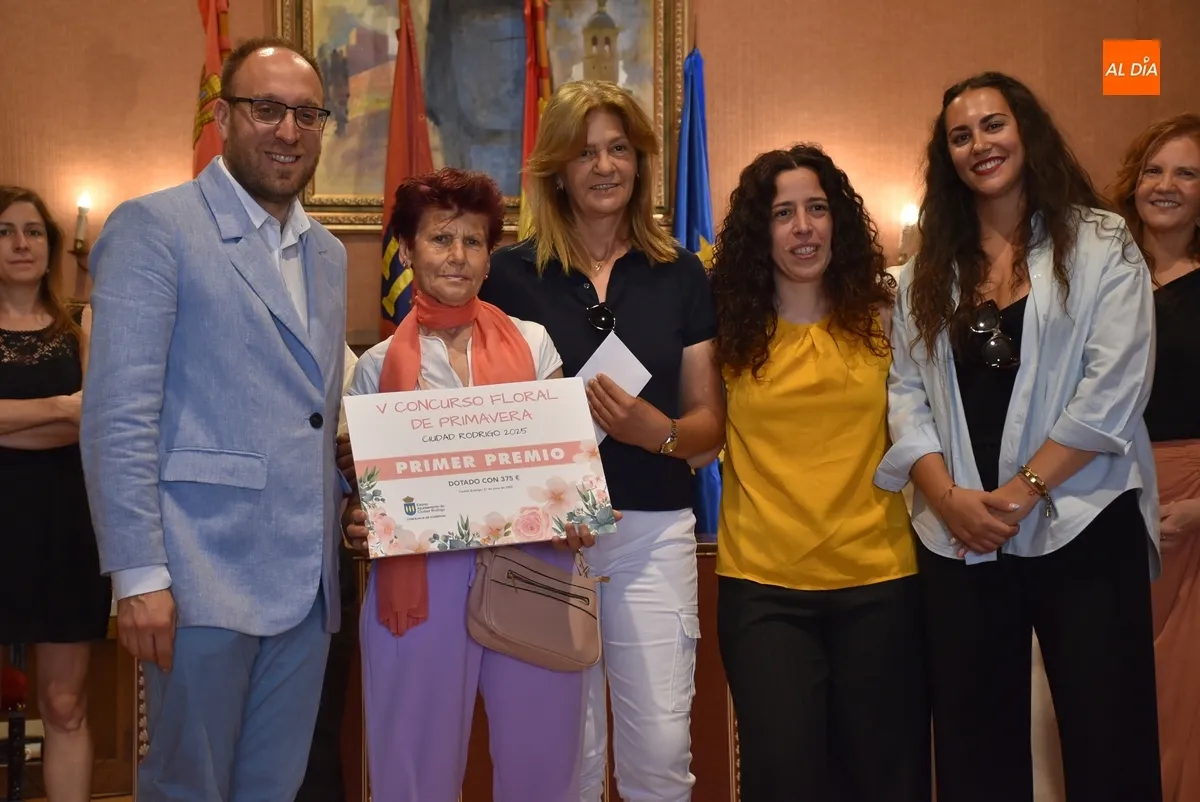 Foto 5 - Los premiados en el 5&ordm; Concurso Floral de Primavera reciben sus recompensas