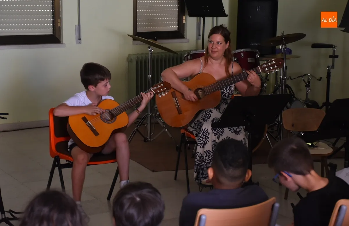 Foto 2 - Los alumnos de Guitarra tocan las &uacute;ltimas notas de las audiciones de la Escuela de M&uacute;sica