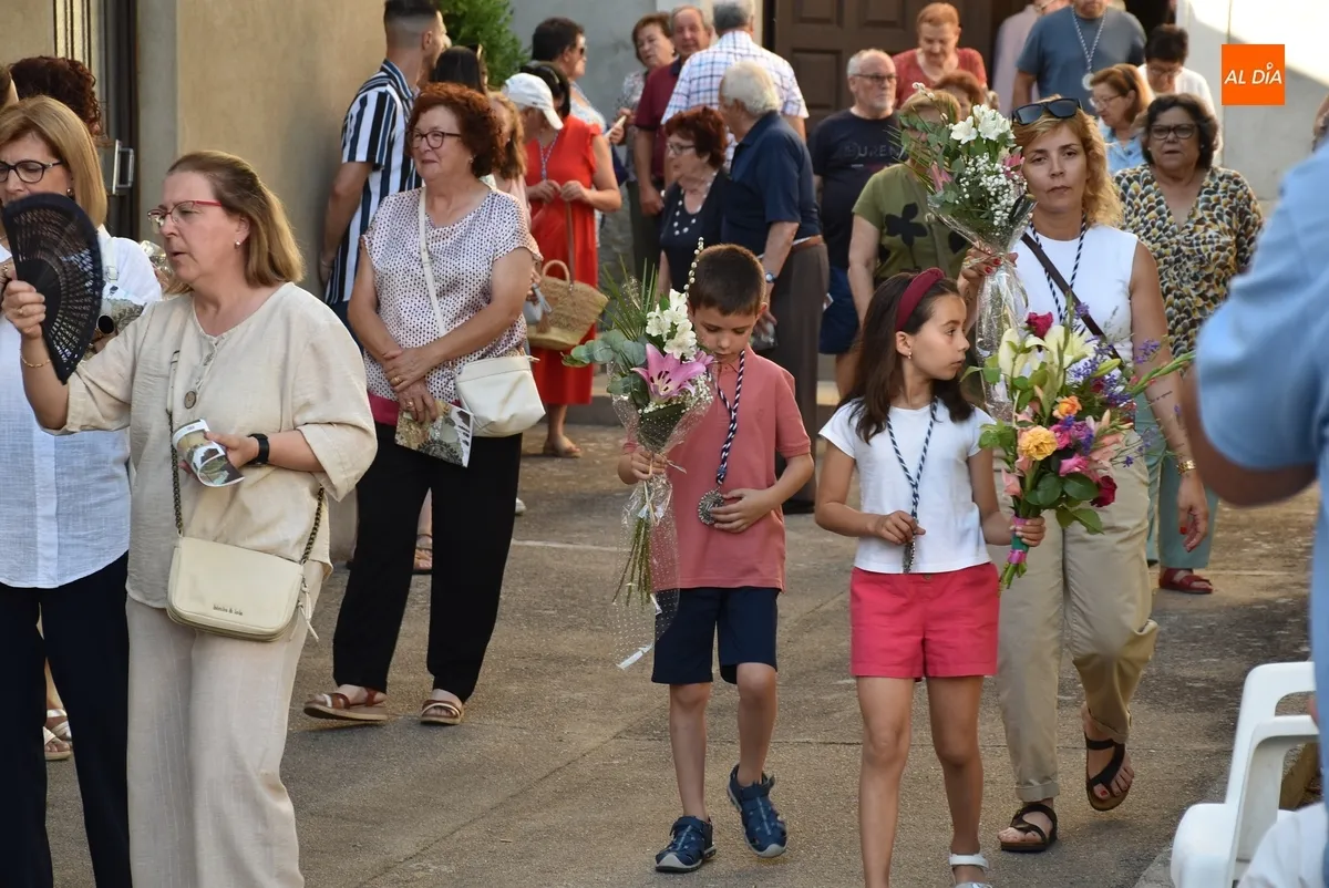Foto 2 - La Virgen de la Pe&ntilde;a estrena veneraci&oacute;n callejera en las horas previas a su Romer&iacute;a