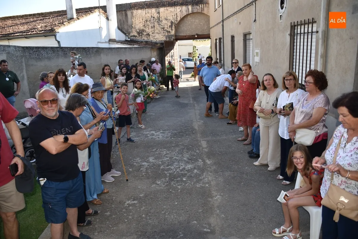 Foto 4 - La Virgen de la Pe&ntilde;a estrena veneraci&oacute;n callejera en las horas previas a su Romer&iacute;a