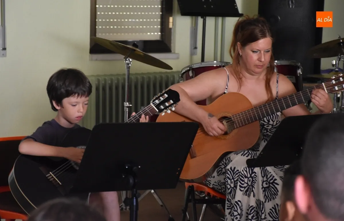 Foto 4 - Los alumnos de Guitarra tocan las &uacute;ltimas notas de las audiciones de la Escuela de M&uacute;sica