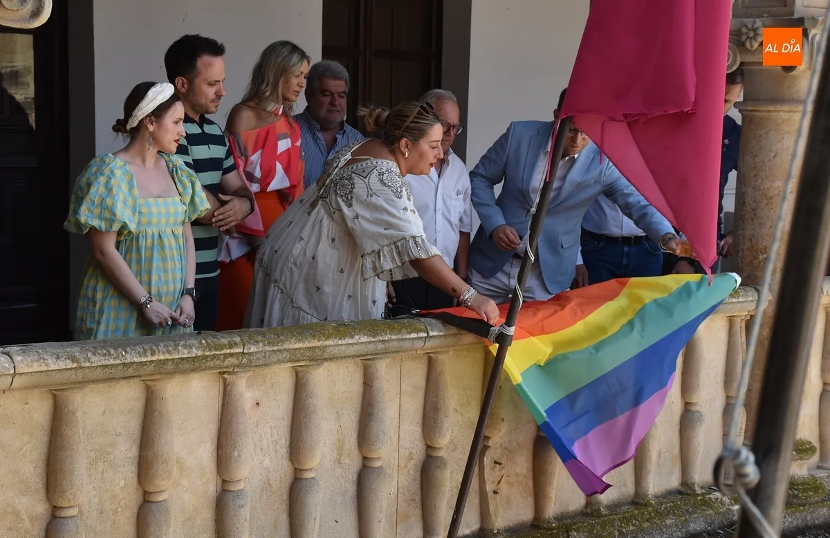 Foto 4 - Ciudad Rodrigo despliega la bandera arco&iacute;ris invocando &ldquo;la libertad y la tolerancia&rdquo;
