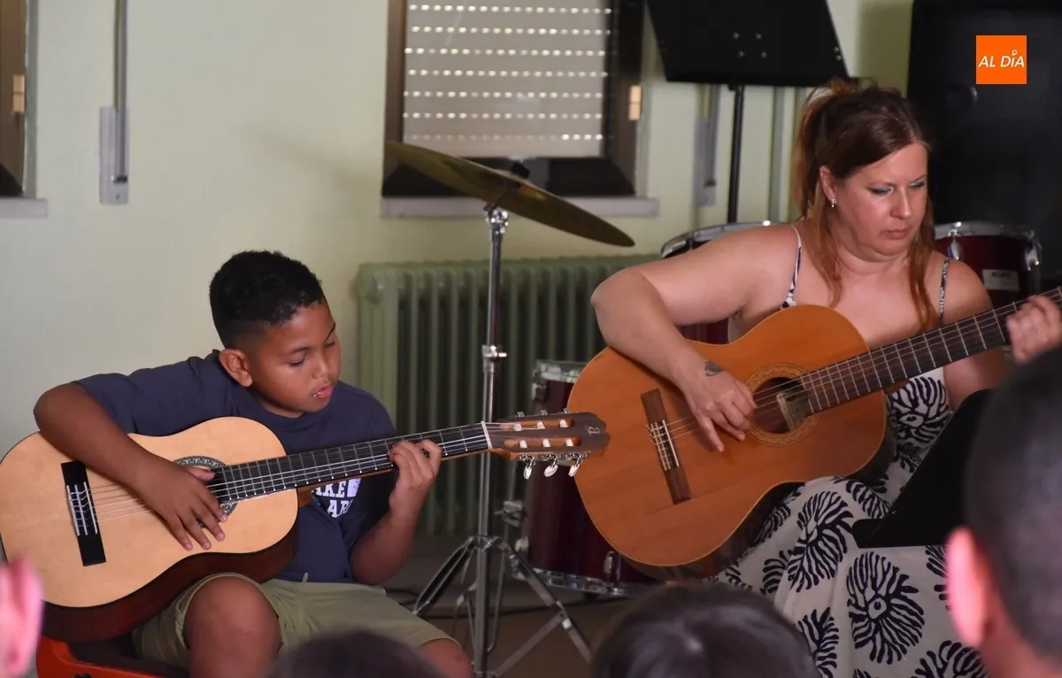 Foto 5 - Los alumnos de Guitarra tocan las &uacute;ltimas notas de las audiciones de la Escuela de M&uacute;sica