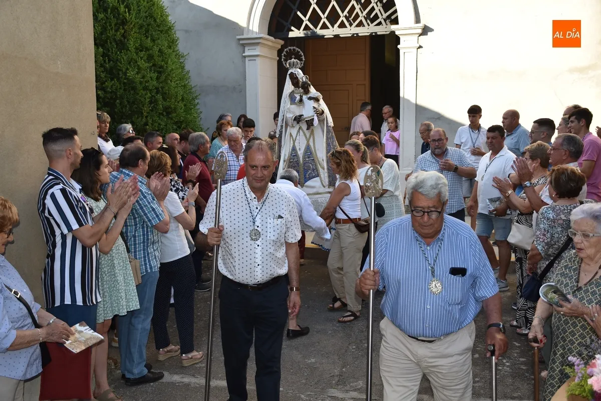 Foto 6 - La Virgen de la Pe&ntilde;a estrena veneraci&oacute;n callejera en las horas previas a su Romer&iacute;a