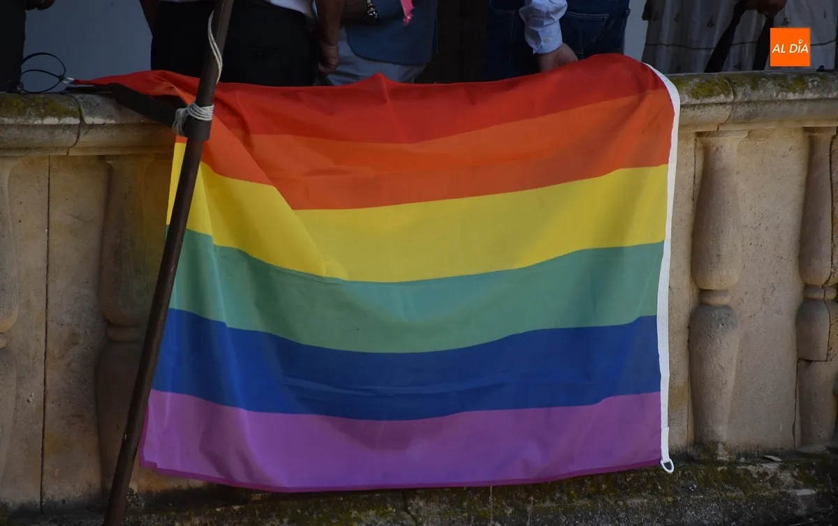 Foto 5 - Ciudad Rodrigo despliega la bandera arco&iacute;ris invocando &ldquo;la libertad y la tolerancia&rdquo;