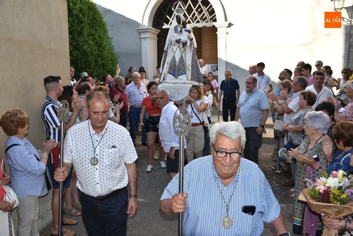 Foto 7 - La Virgen de la Pe&ntilde;a estrena veneraci&oacute;n callejera en las horas previas a su Romer&iacute;a