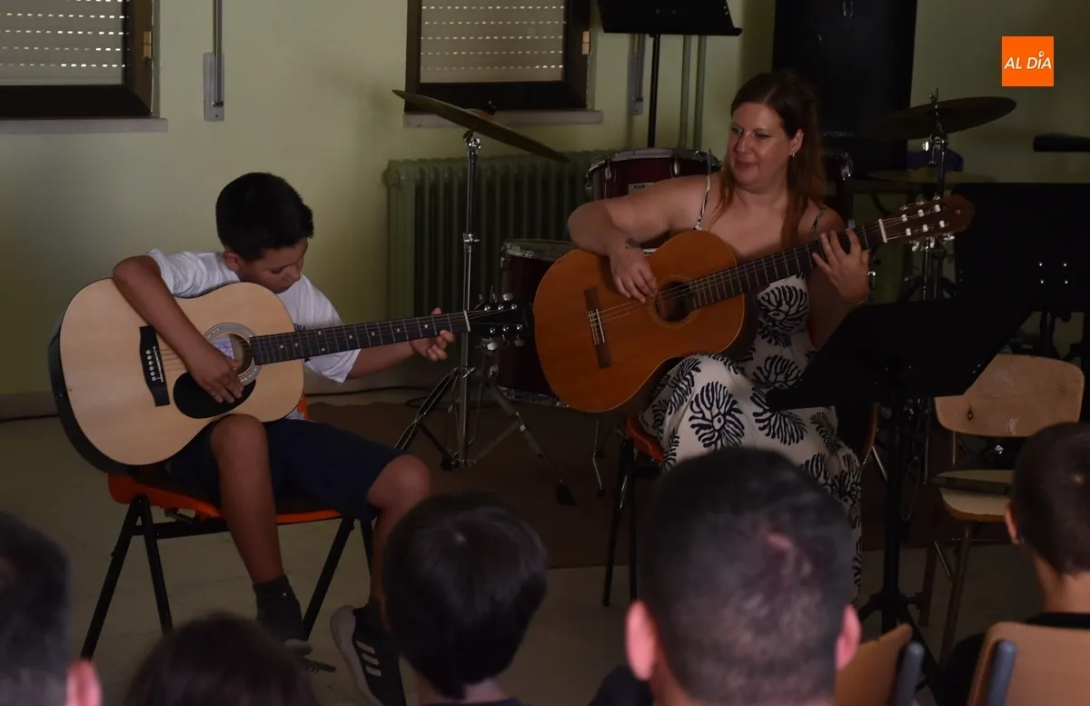 Foto 8 - Los alumnos de Guitarra tocan las &uacute;ltimas notas de las audiciones de la Escuela de M&uacute;sica