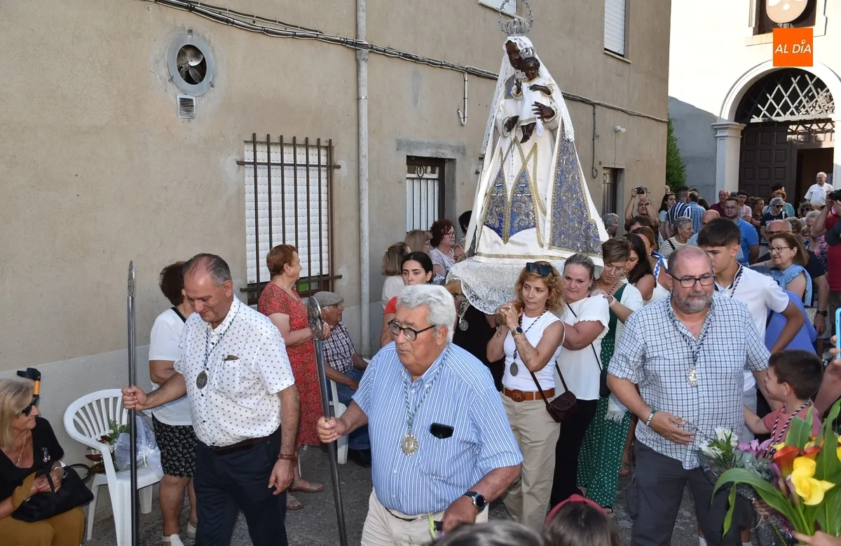 Foto 8 - La Virgen de la Pe&ntilde;a estrena veneraci&oacute;n callejera en las horas previas a su Romer&iacute;a