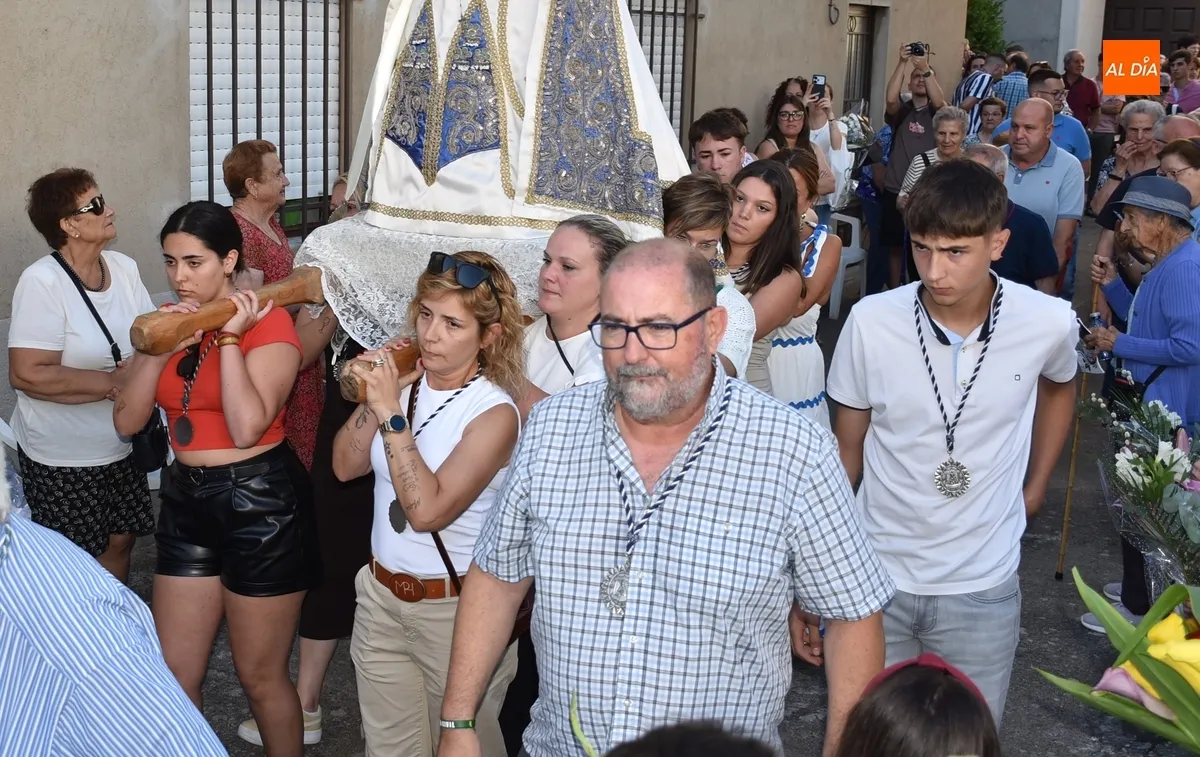 Foto 9 - La Virgen de la Pe&ntilde;a estrena veneraci&oacute;n callejera en las horas previas a su Romer&iacute;a