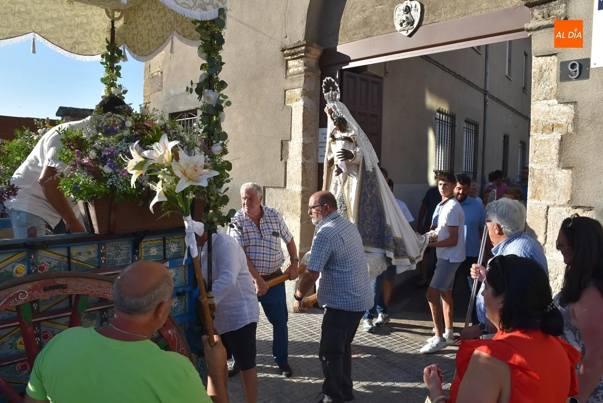 Foto 10 - La Virgen de la Pe&ntilde;a estrena veneraci&oacute;n callejera en las horas previas a su Romer&iacute;a