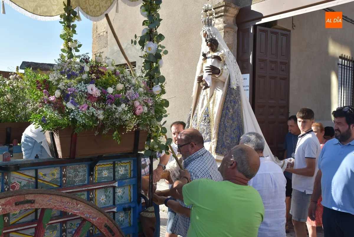 Foto 11 - La Virgen de la Pe&ntilde;a estrena veneraci&oacute;n callejera en las horas previas a su Romer&iacute;a