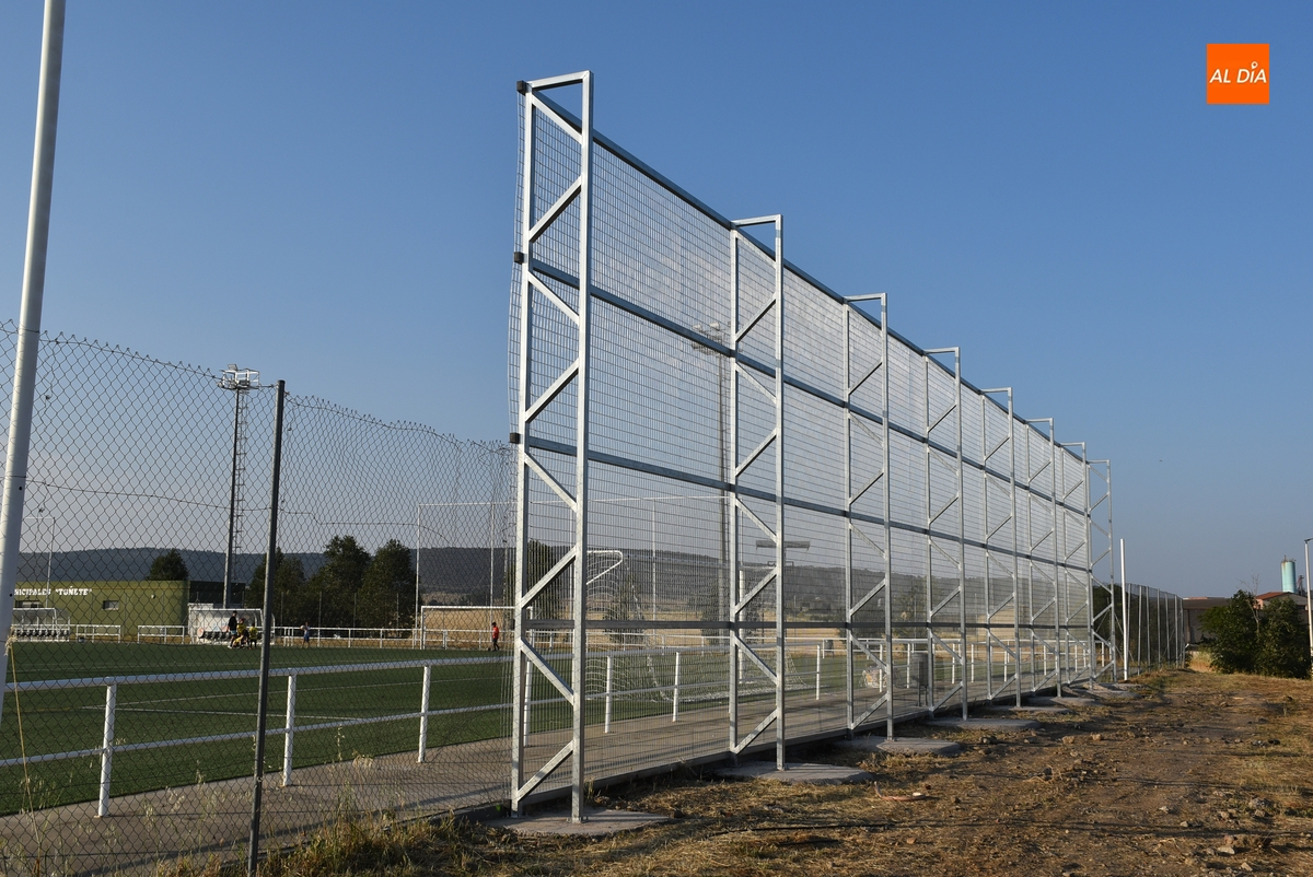 Instalado el nuevo vallado lateral del campo de La Muge tras destrozar Martinho el anterior