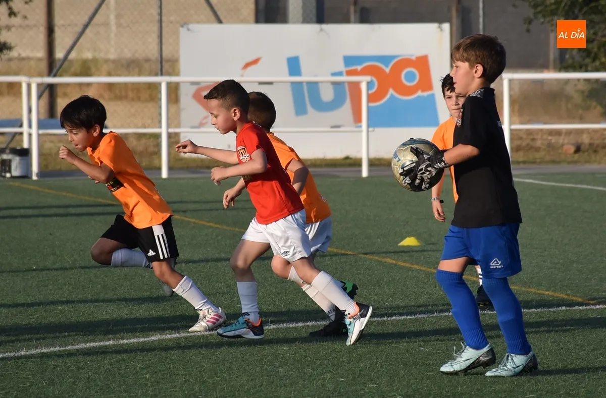 Foto 3 - La 2&ordf; Liga Comarcal del Ciudad Rodrigo CF corona a sus campeones