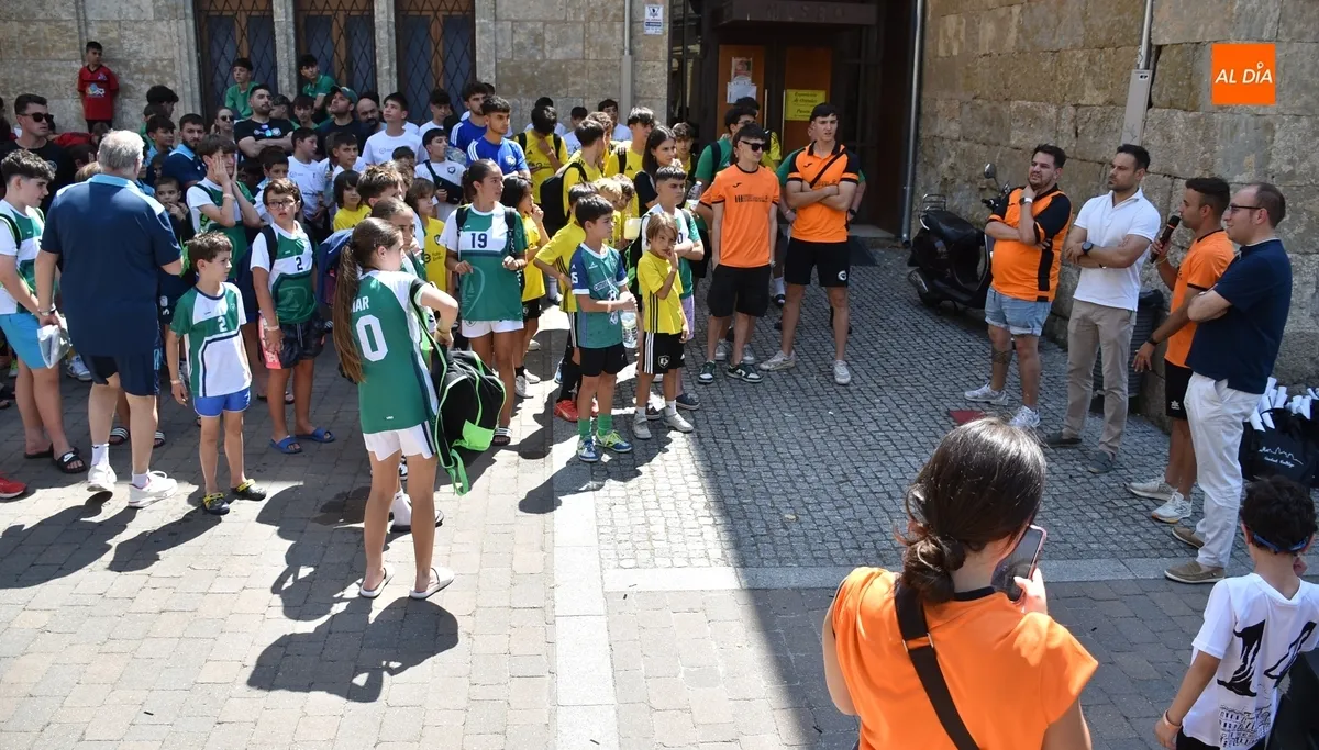 Foto 10 - Brindada una recepci&oacute;n oficial a los participantes en el Torneo Internacional de F&uacute;tbol Sala