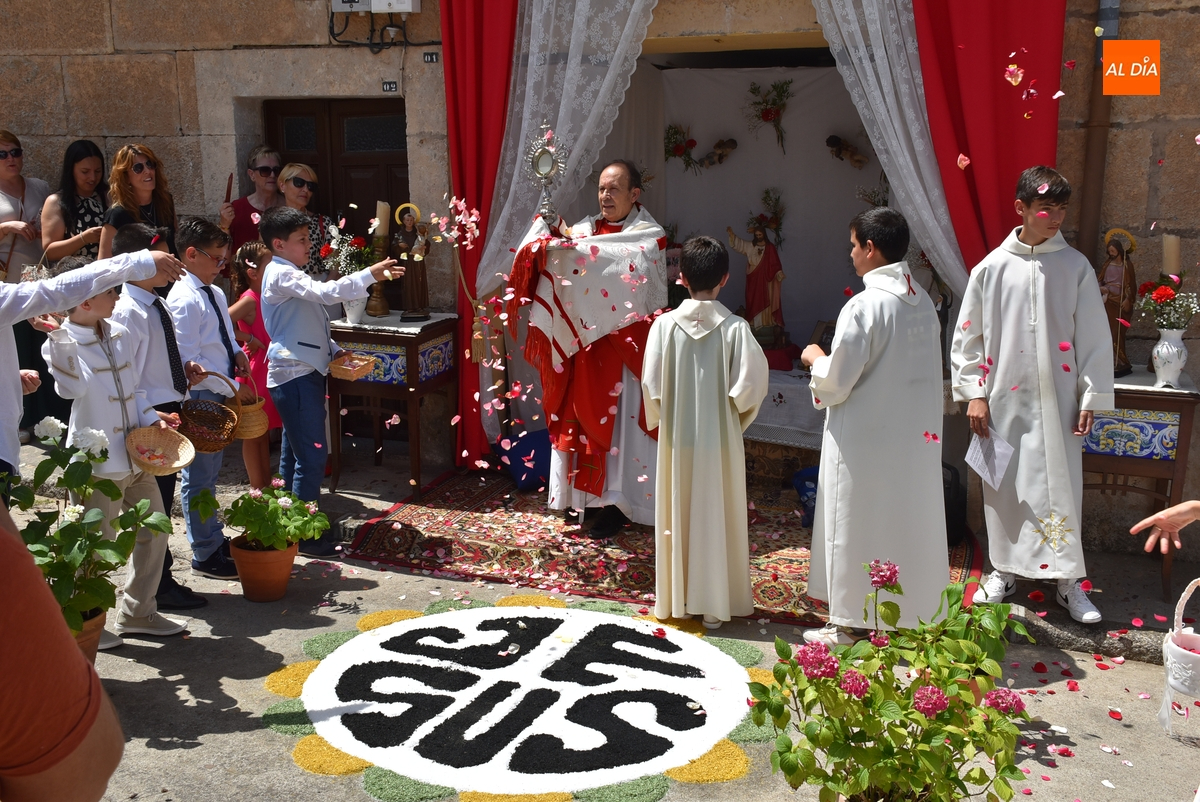 La Virgen Milagrosa y una alfombra florida sobresalen en los altares de San Andrés