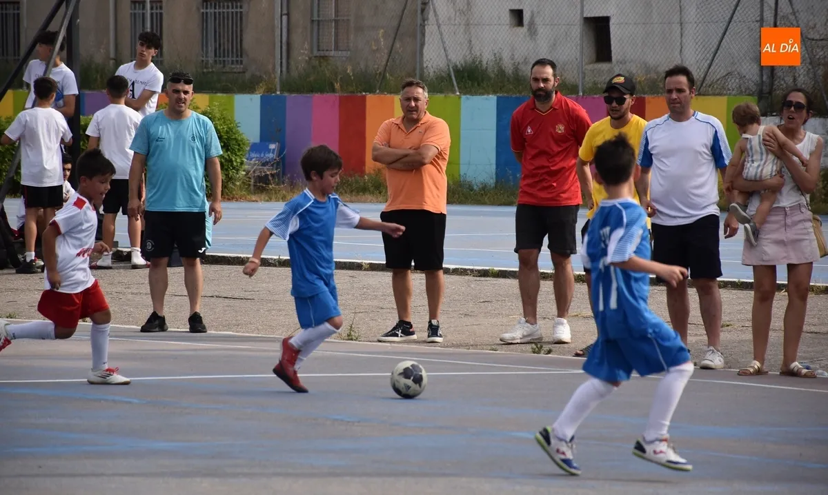 Foto 5 - Maratoniana jornada de f&uacute;tbol sala con fiesta de la espuma y partido de exhibici&oacute;n incluidos