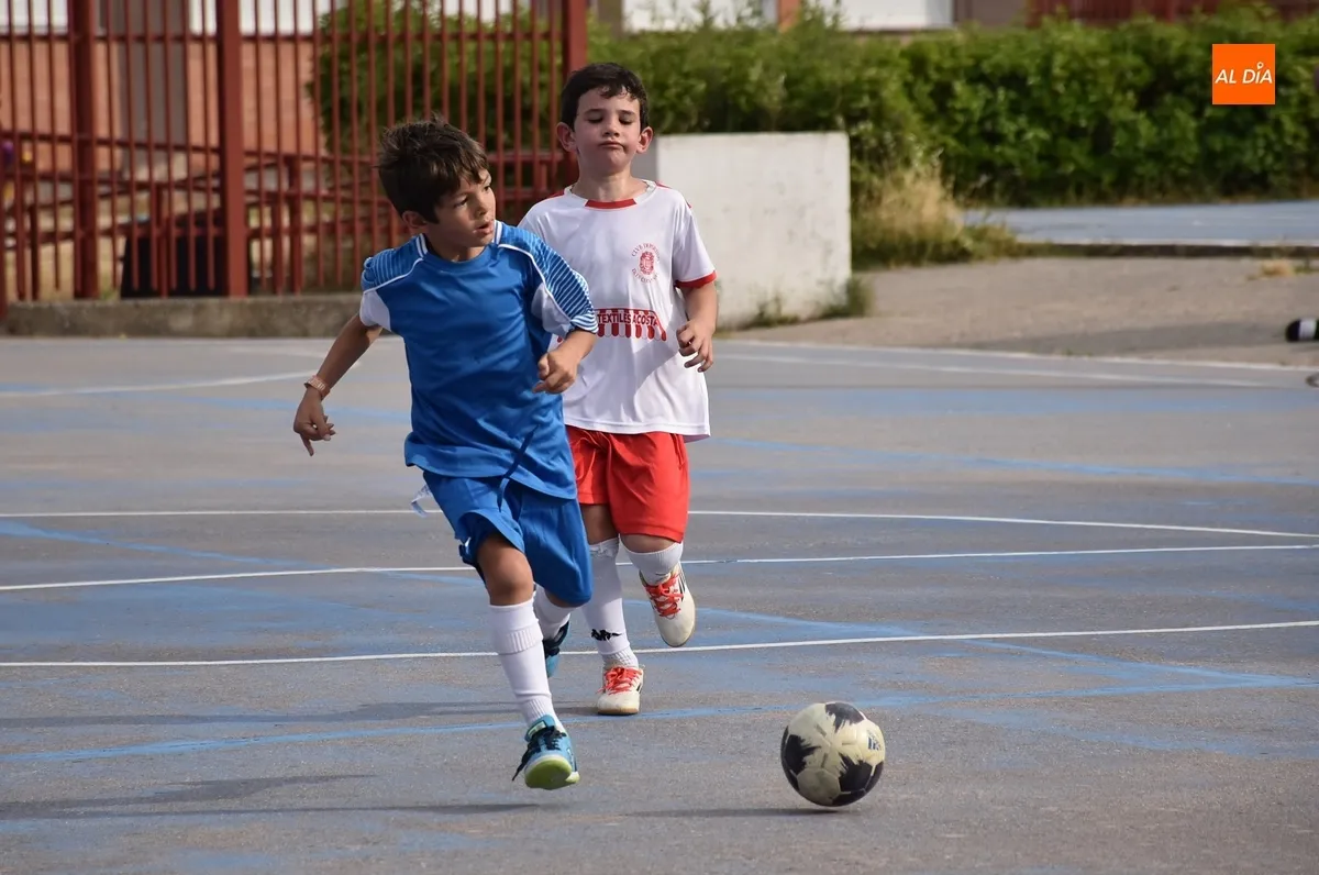 Foto 6 - Maratoniana jornada de f&uacute;tbol sala con fiesta de la espuma y partido de exhibici&oacute;n incluidos