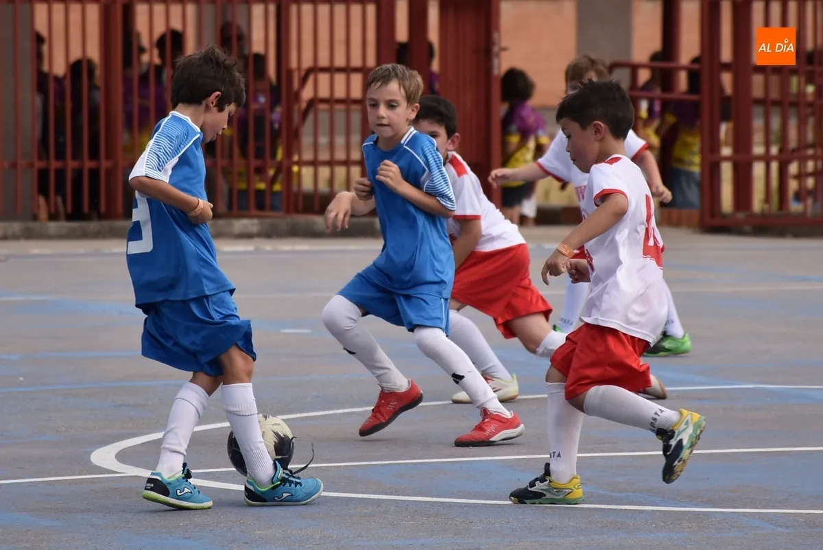Foto 9 - Maratoniana jornada de f&uacute;tbol sala con fiesta de la espuma y partido de exhibici&oacute;n incluidos