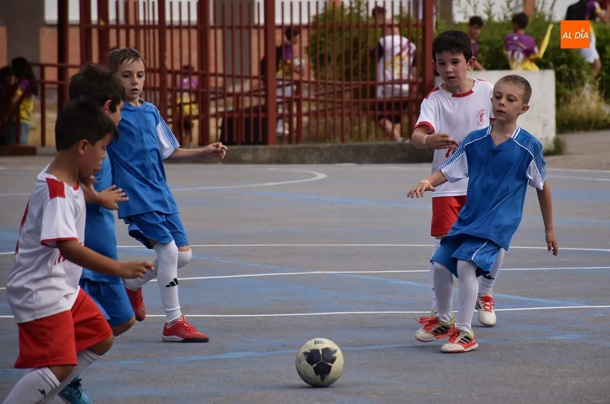 Foto 10 - Maratoniana jornada de f&uacute;tbol sala con fiesta de la espuma y partido de exhibici&oacute;n incluidos