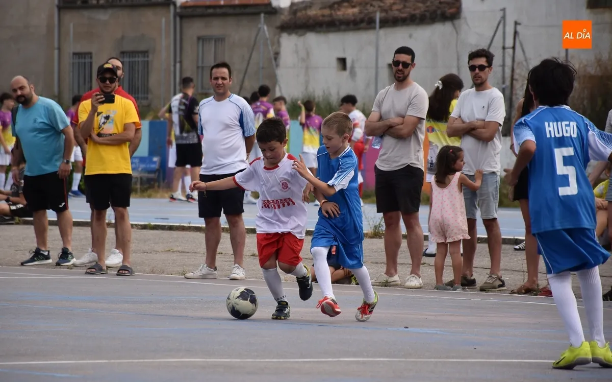 Foto 11 - Maratoniana jornada de f&uacute;tbol sala con fiesta de la espuma y partido de exhibici&oacute;n incluidos