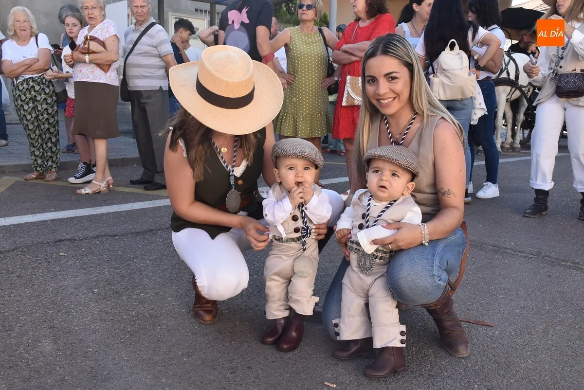 Foto 2 - Debutan como romeros los dos beb&eacute;s que est&aacute;n disfrutando de todas las fiestas