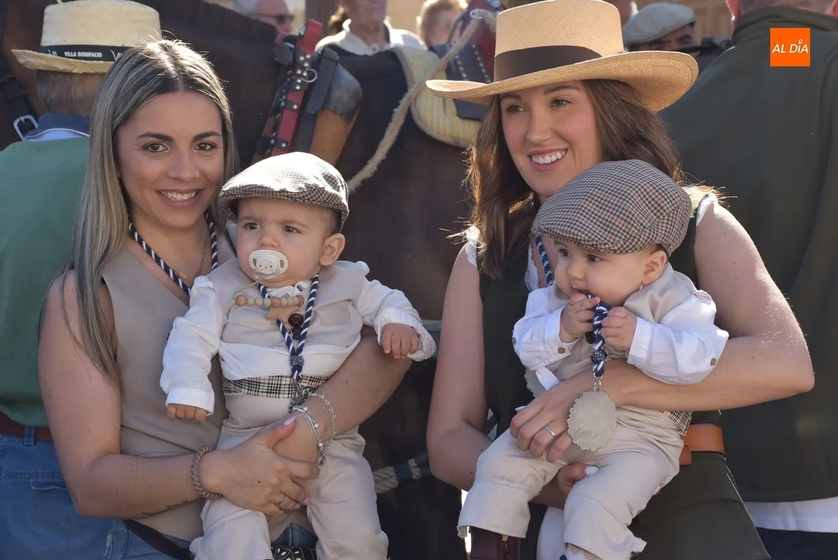 Foto 4 - Debutan como romeros los dos beb&eacute;s que est&aacute;n disfrutando de todas las fiestas