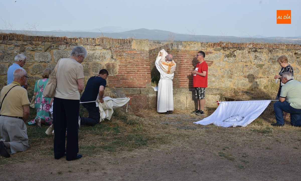El Santísimo sale a bendecir los campos desde la muralla mirobrigense
