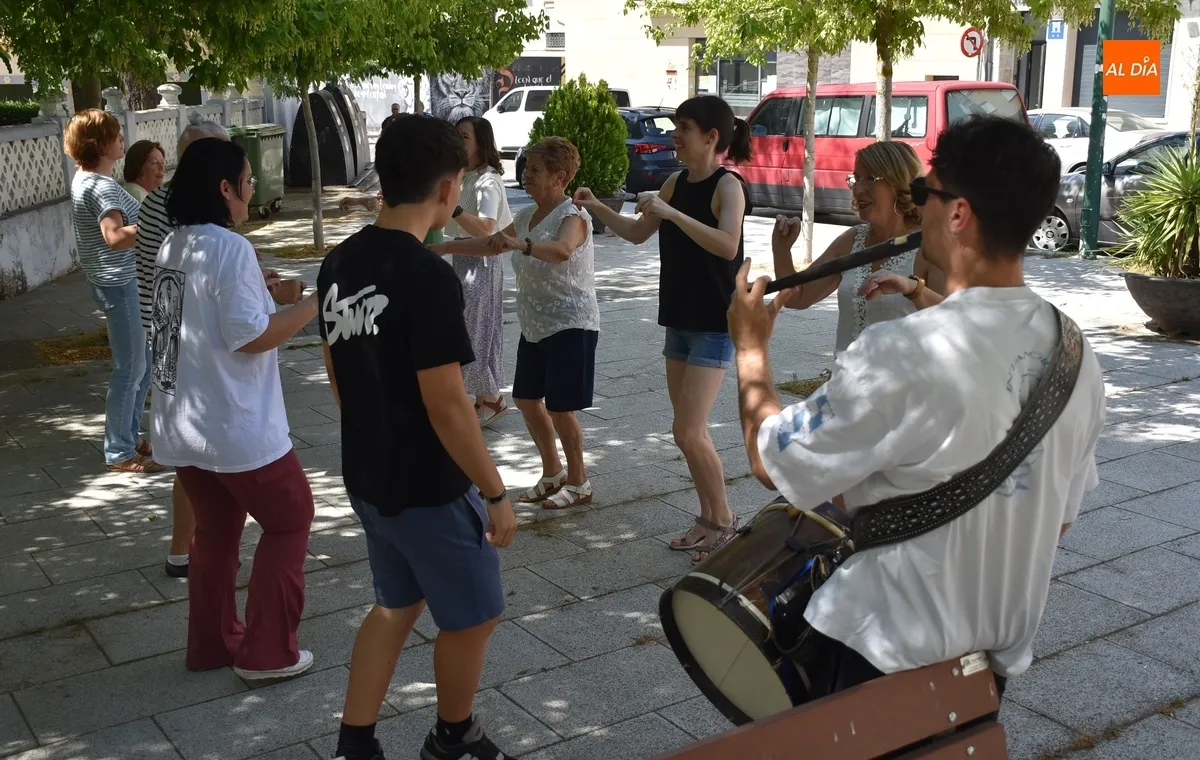Foto 4 - Los talleres de Baile Charro de la Asociaci&oacute;n Surco disfrutan de una sesi&oacute;n al aire libre