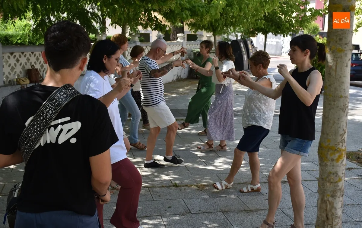 Foto 6 - Los talleres de Baile Charro de la Asociaci&oacute;n Surco disfrutan de una sesi&oacute;n al aire libre