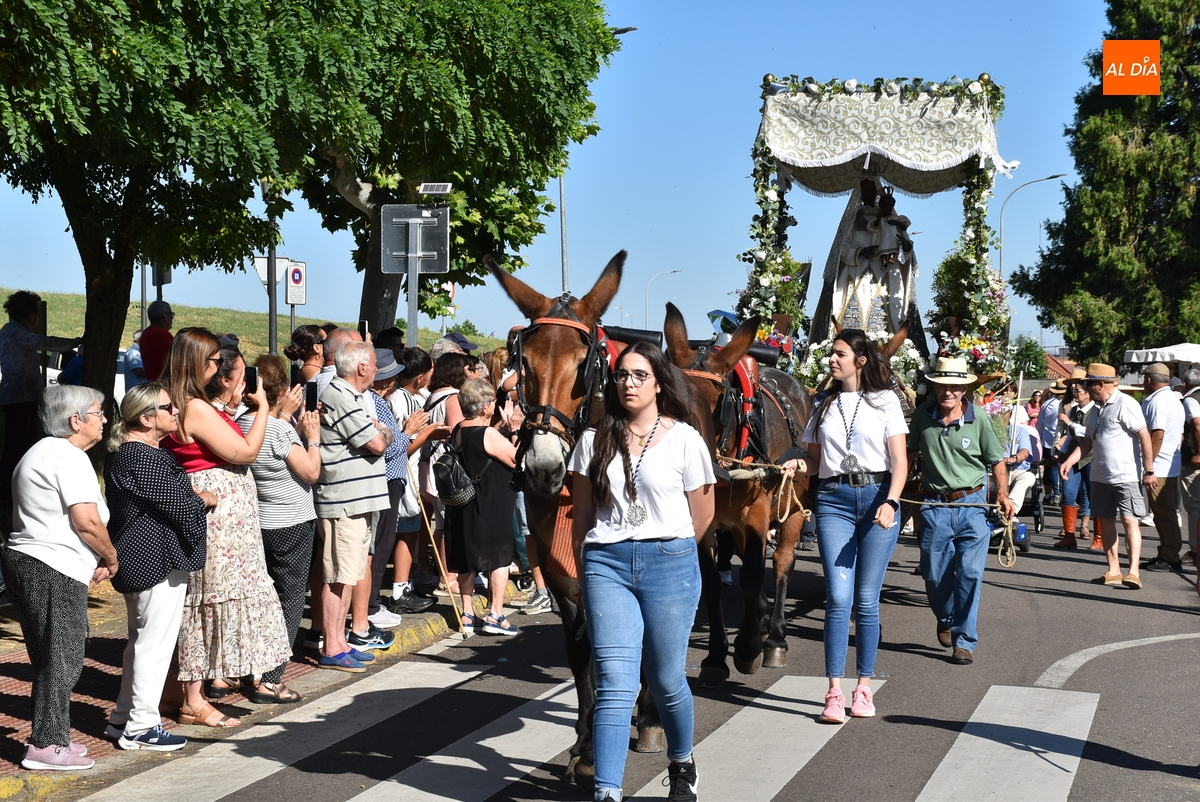 Los romeros ponen rumbo al Santuario del Risco Mariano con amplísima compañía