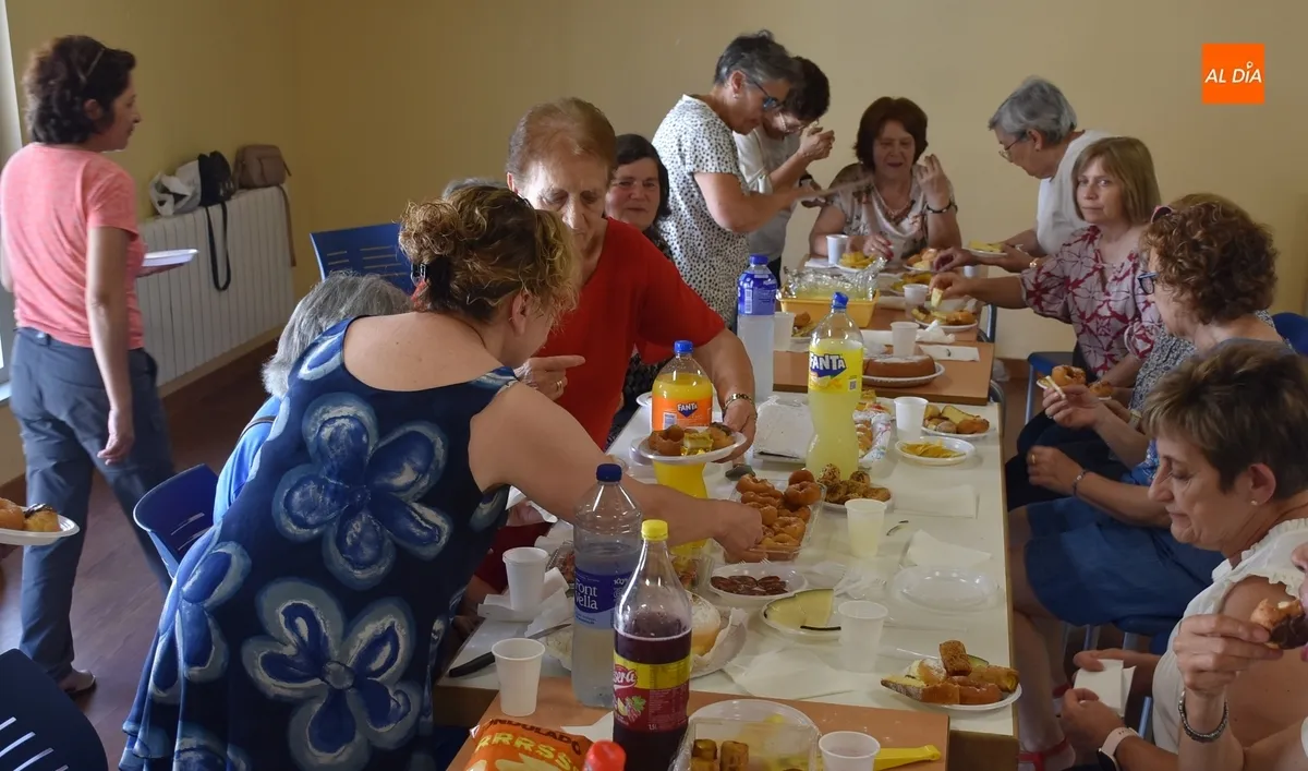 Foto 2 - El taller de bolillos de Amanecer se va de vacaciones degustando una merienda