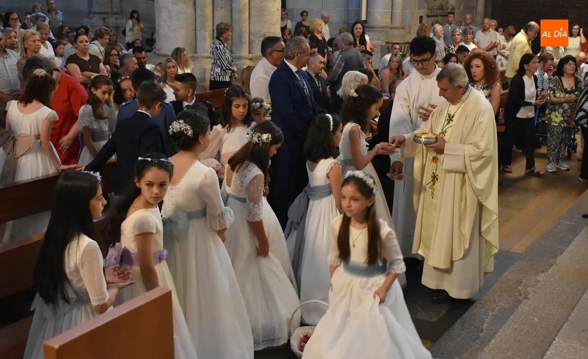 Foto 2 - Una treintena de reci&eacute;n comulgados y un beb&eacute; participan en &ldquo;la procesi&oacute;n m&aacute;s importante del a&ntilde;o&rdquo;