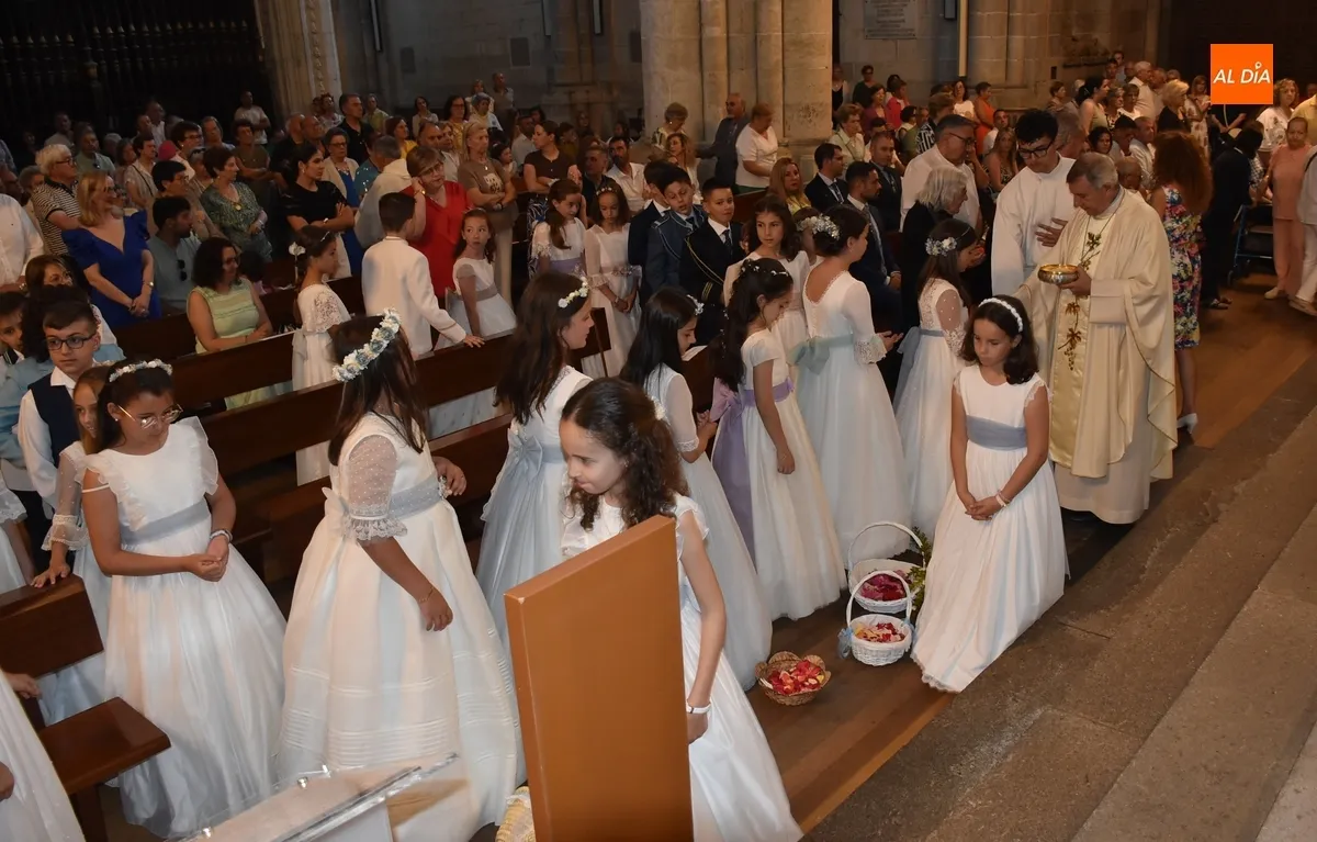 Foto 3 - Una treintena de reci&eacute;n comulgados y un beb&eacute; participan en &ldquo;la procesi&oacute;n m&aacute;s importante del a&ntilde;o&rdquo;