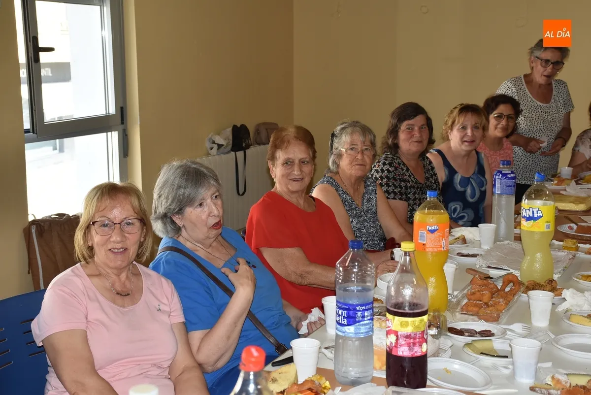 Foto 4 - El taller de bolillos de Amanecer se va de vacaciones degustando una merienda