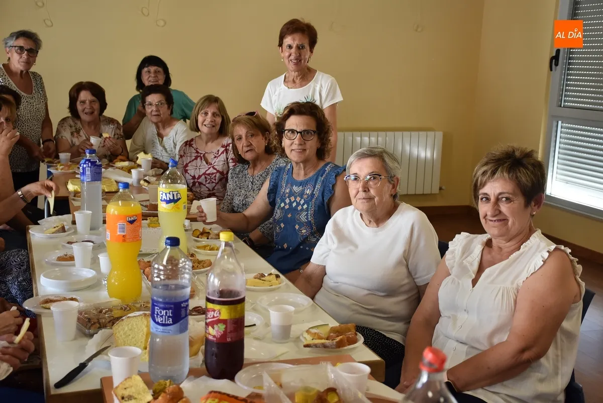 Foto 5 - El taller de bolillos de Amanecer se va de vacaciones degustando una merienda