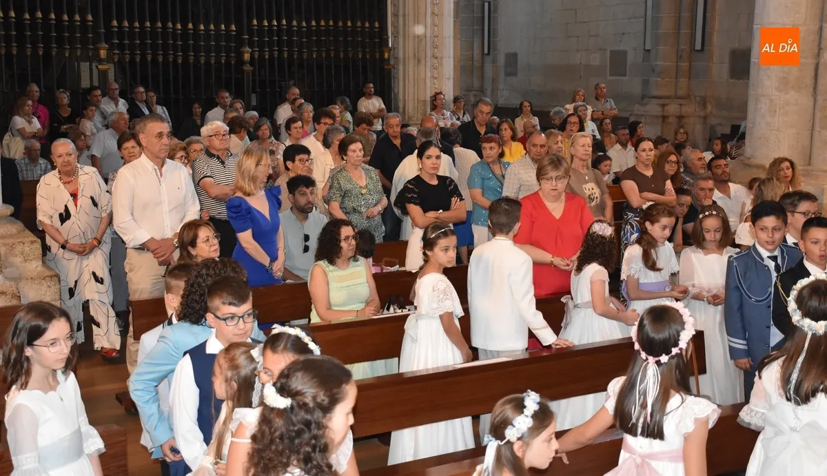 Foto 4 - Una treintena de reci&eacute;n comulgados y un beb&eacute; participan en &ldquo;la procesi&oacute;n m&aacute;s importante del a&ntilde;o&rdquo;