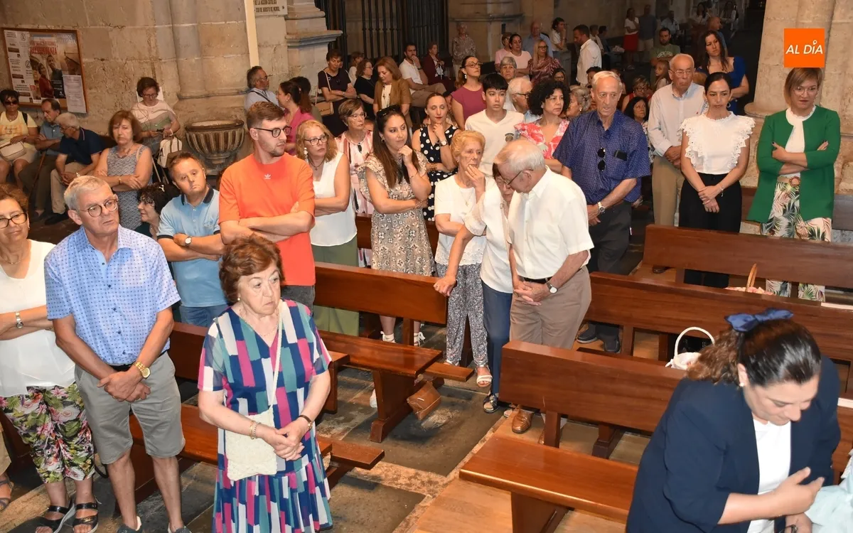 Foto 5 - Una treintena de reci&eacute;n comulgados y un beb&eacute; participan en &ldquo;la procesi&oacute;n m&aacute;s importante del a&ntilde;o&rdquo;