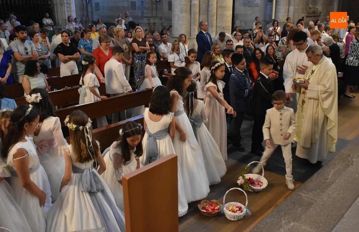 Foto 6 - Una treintena de reci&eacute;n comulgados y un beb&eacute; participan en &ldquo;la procesi&oacute;n m&aacute;s importante del a&ntilde;o&rdquo;
