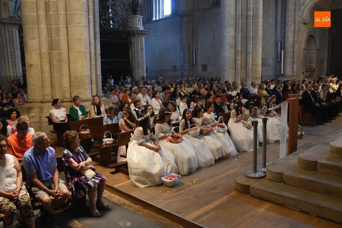 Foto 11 - Una treintena de reci&eacute;n comulgados y un beb&eacute; participan en &ldquo;la procesi&oacute;n m&aacute;s importante del a&ntilde;o&rdquo;