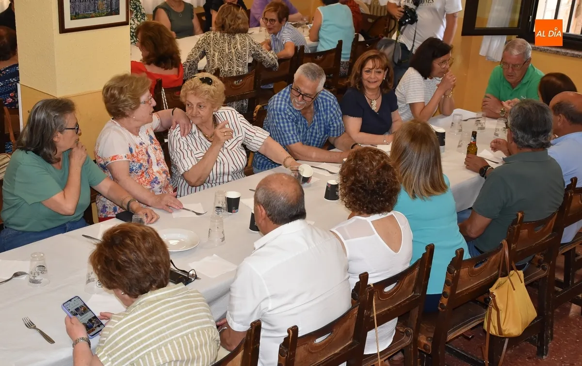 Foto 4 - El Centro de Mayores festeja el final del curso degustando paella