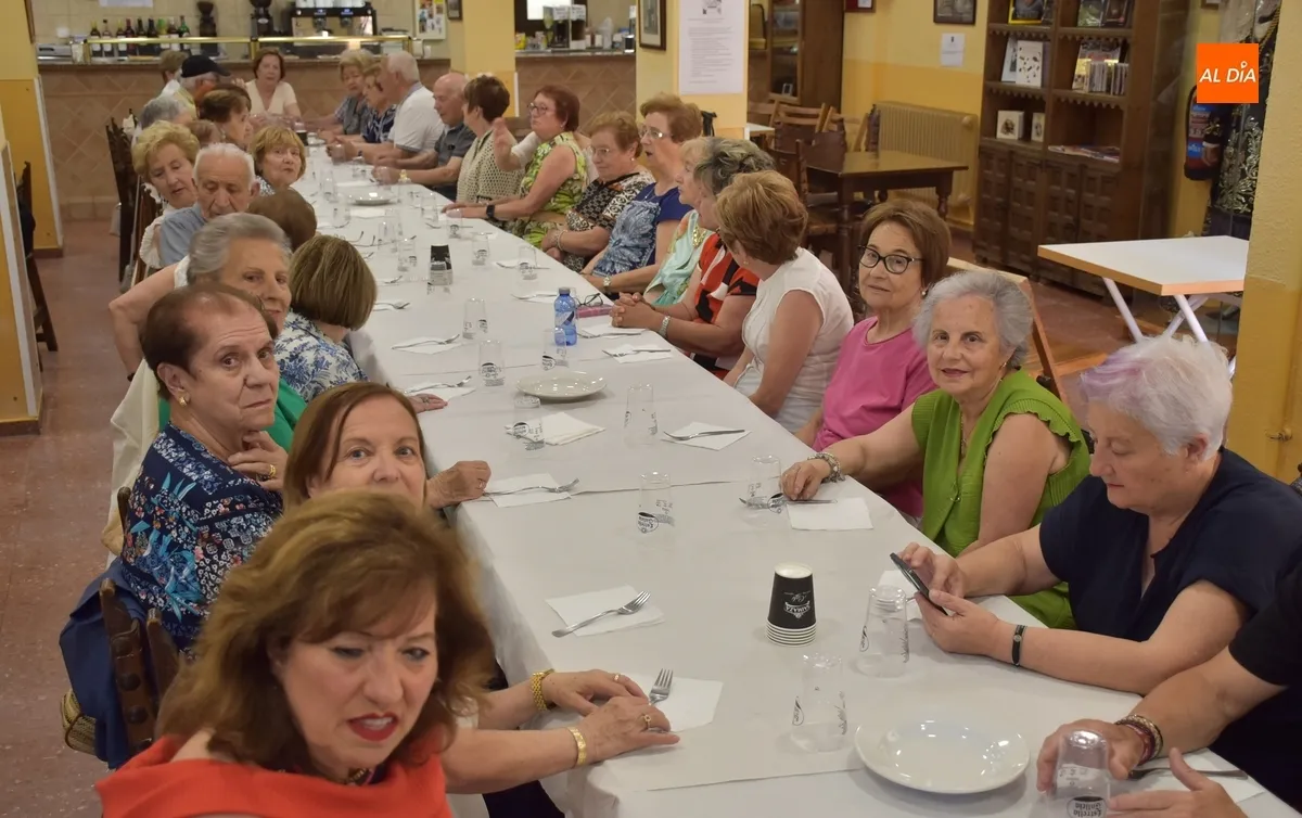 Foto 7 - El Centro de Mayores festeja el final del curso degustando paella
