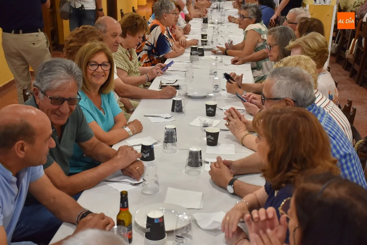Foto 8 - El Centro de Mayores festeja el final del curso degustando paella