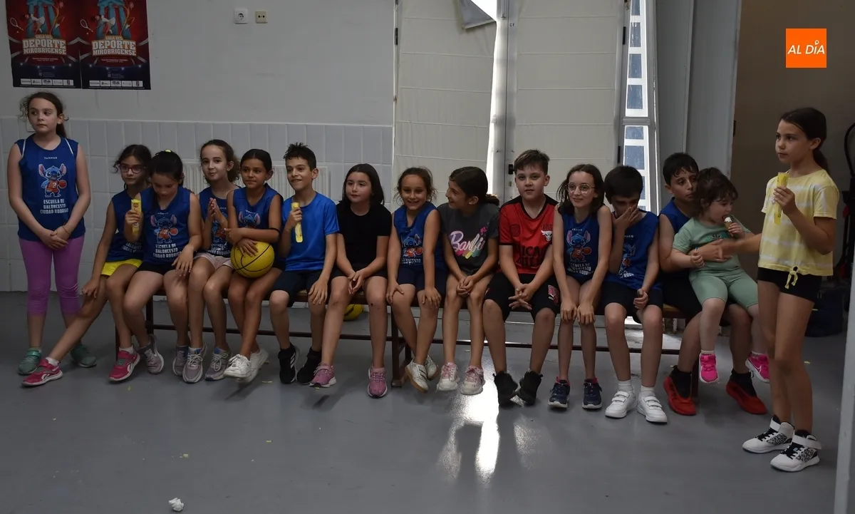 Foto 2 - Un partido frente a las familias cierra la temporada de los peques de la Escuela de Baloncesto