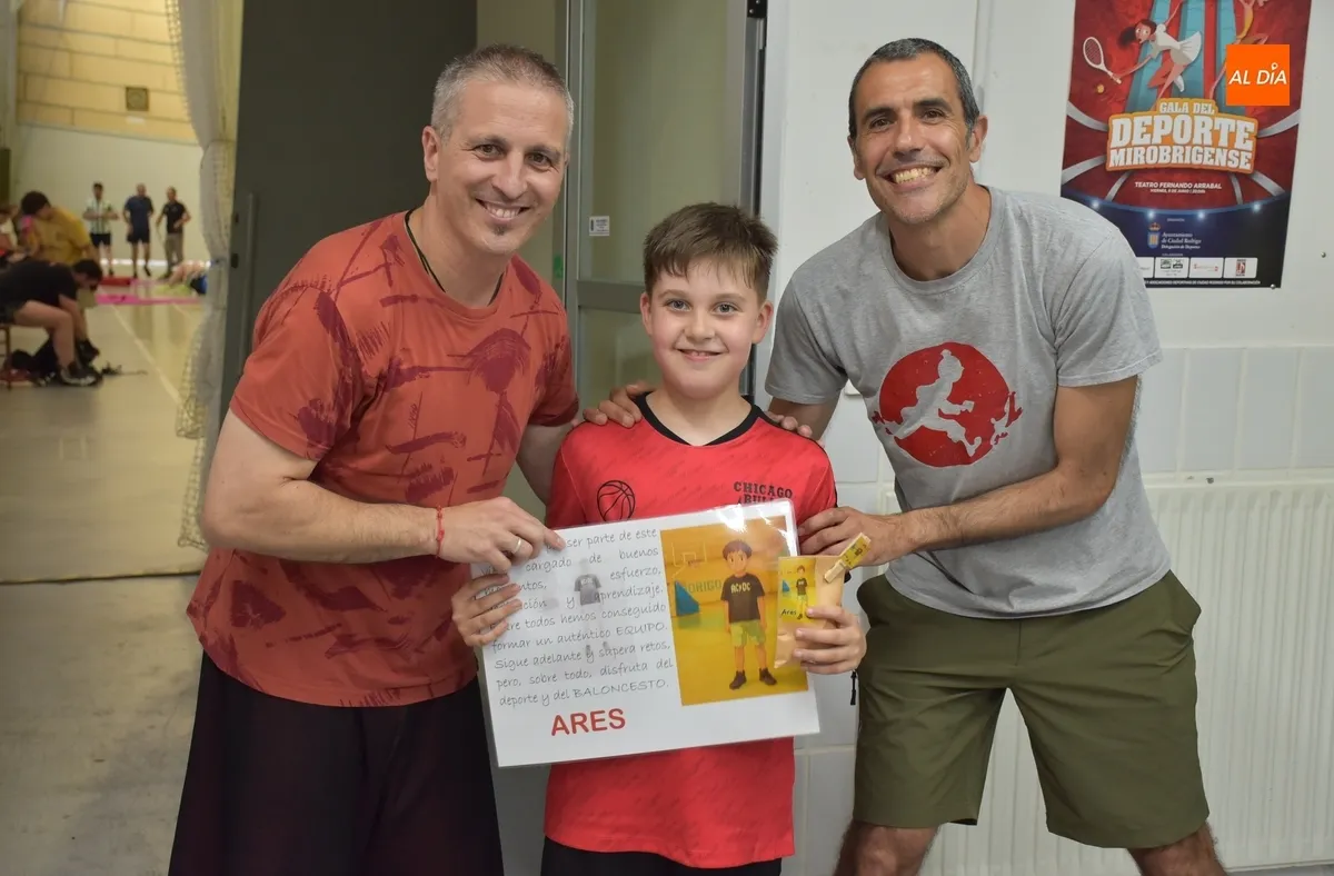 Foto 4 - Un partido frente a las familias cierra la temporada de los peques de la Escuela de Baloncesto