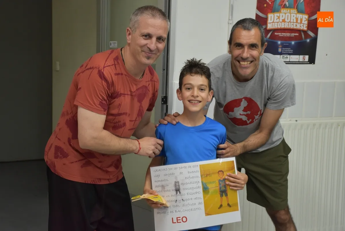 Foto 5 - Un partido frente a las familias cierra la temporada de los peques de la Escuela de Baloncesto