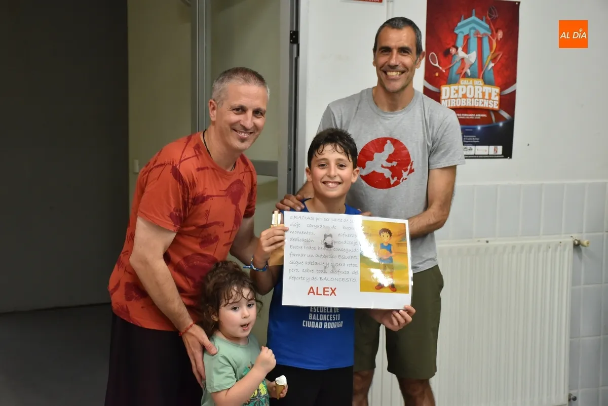 Foto 6 - Un partido frente a las familias cierra la temporada de los peques de la Escuela de Baloncesto