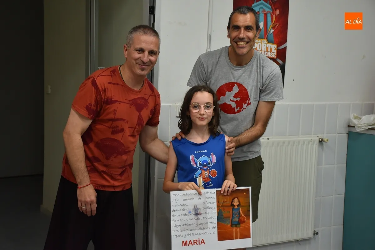 Foto 7 - Un partido frente a las familias cierra la temporada de los peques de la Escuela de Baloncesto