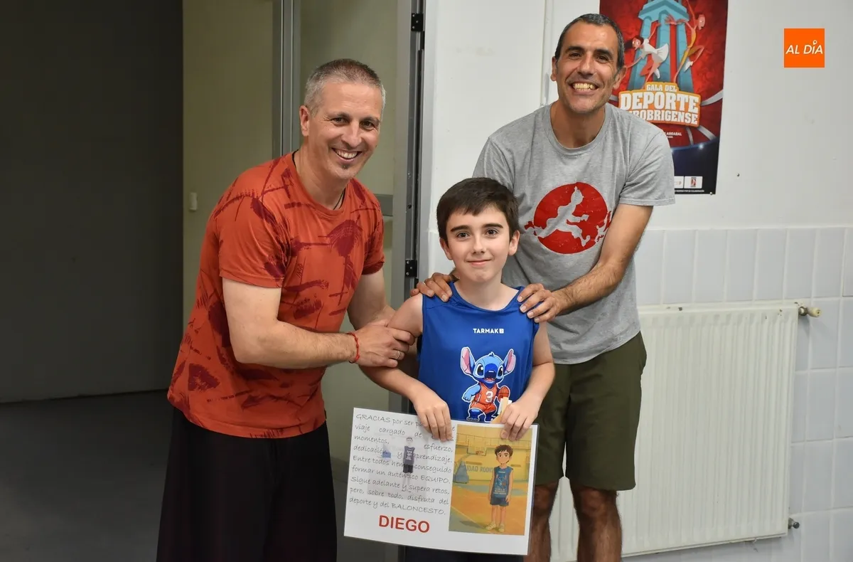 Foto 10 - Un partido frente a las familias cierra la temporada de los peques de la Escuela de Baloncesto